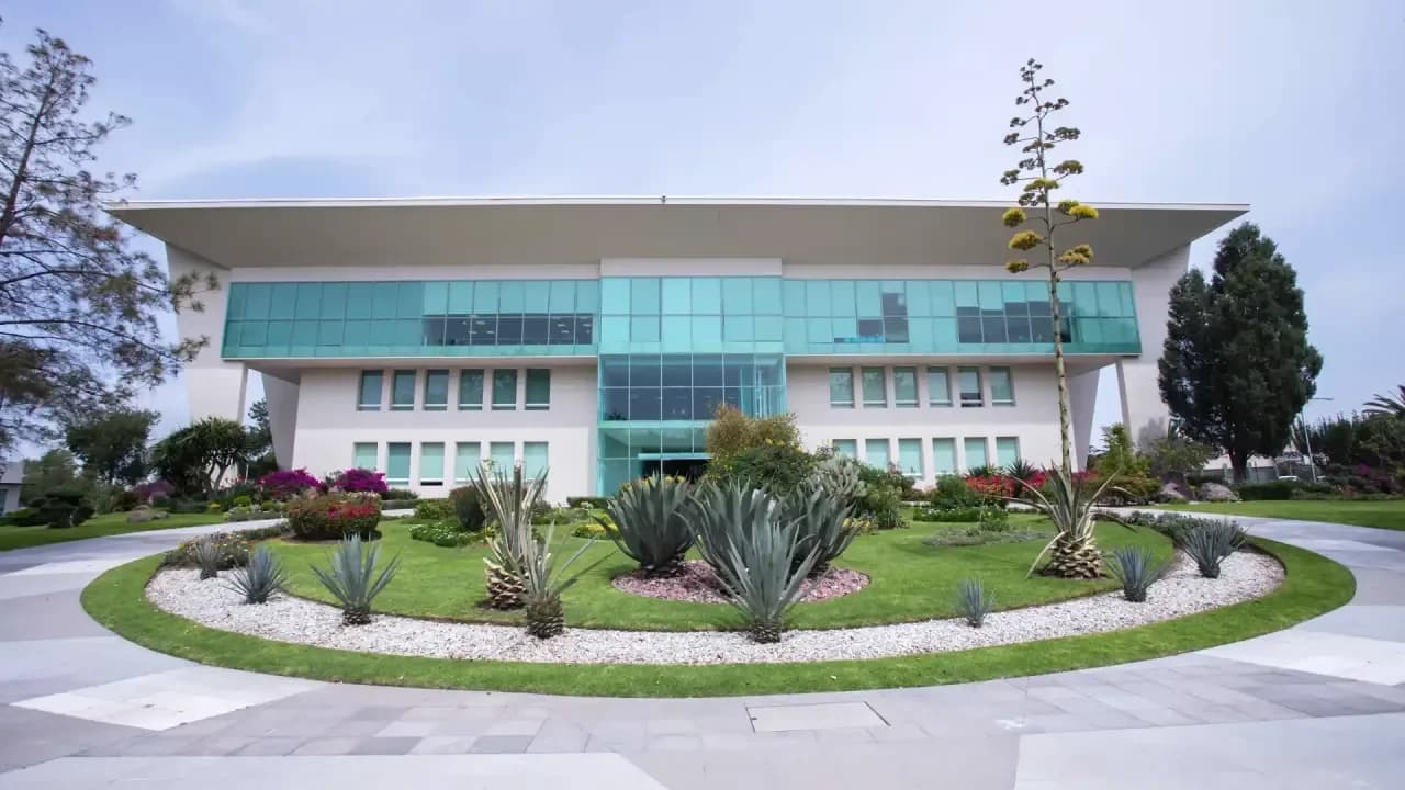 Explanada del Centro de Innovación y Transferencia del campus Hidalgo, con su fachada de cristal y los agaves del jardín